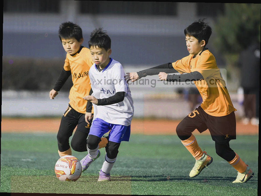 俯拍工作台上的记录纸、笔与手机，纸张上有排查步骤的手写痕迹